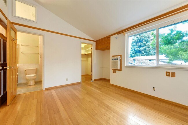 Building Photo - Fantastic 2-Bed, 2-Bath Townhouse with Pri...