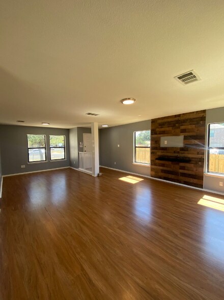 Building Photo - 1214 Champion Dr