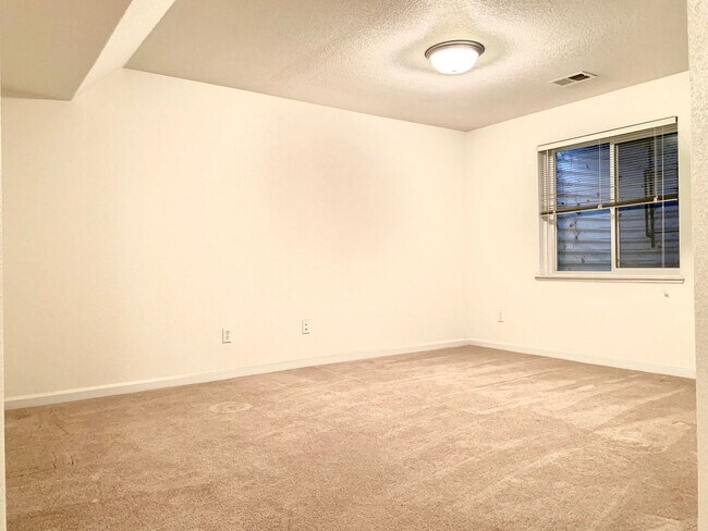 Building Photo - Spacious 3 Bedroom Townhome- Convenient Access to the Front Range
