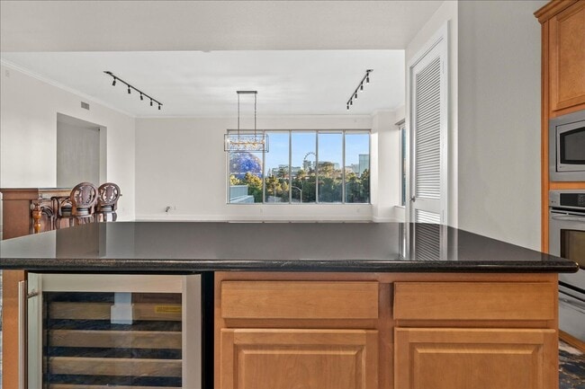 Building Photo - Fabulous Highrise Condo with Stripe Views!