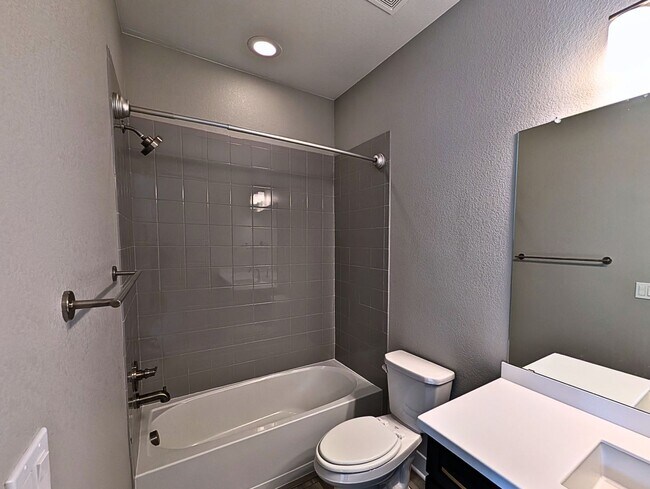 Building Photo - Beautiful 2 Bed + Office + 2.5 Bath home i...