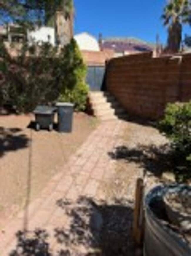 Building Photo - Beautful Brick Home with 3 BD/2 BA & Refri...
