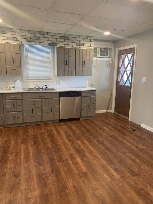 Building Photo - 64 Bidlack St