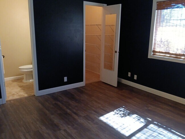 Building Photo - 3 Bedroom, 1.5 Bathroom Home! Schedule a Showing Today!