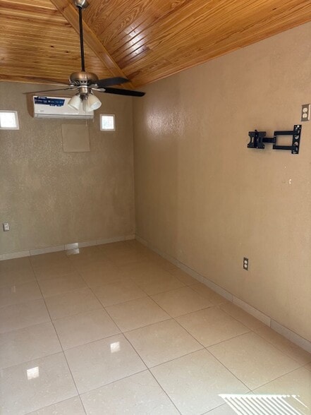 Building Photo - 1116 Lakeshore Dr