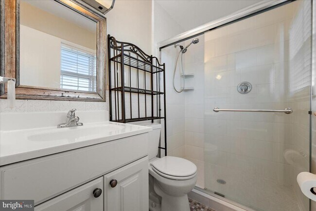 Building Photo - 641 W Country Club Dr