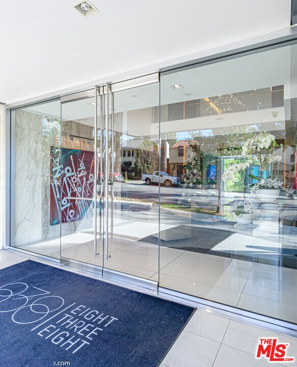 Building Photo - 838 N Doheny Dr