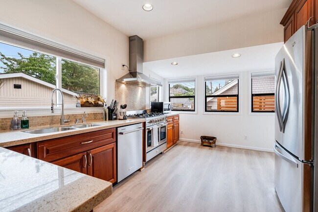 Building Photo - 2403 7th Ave W