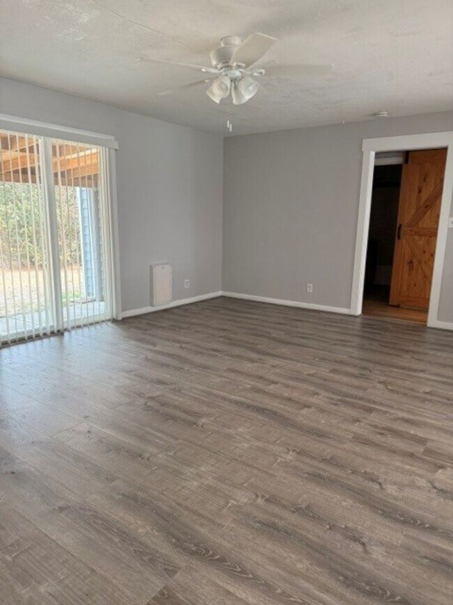 Building Photo - 1690 Longview Way NW