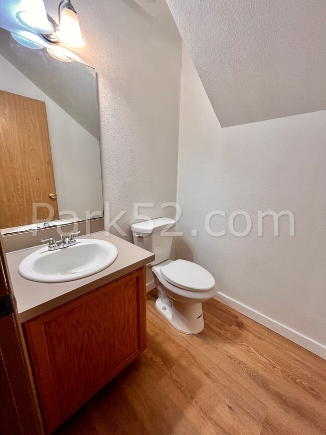 Building Photo - Remodeled 4 Bed 2.5 Bath Tacoma Single Fam...