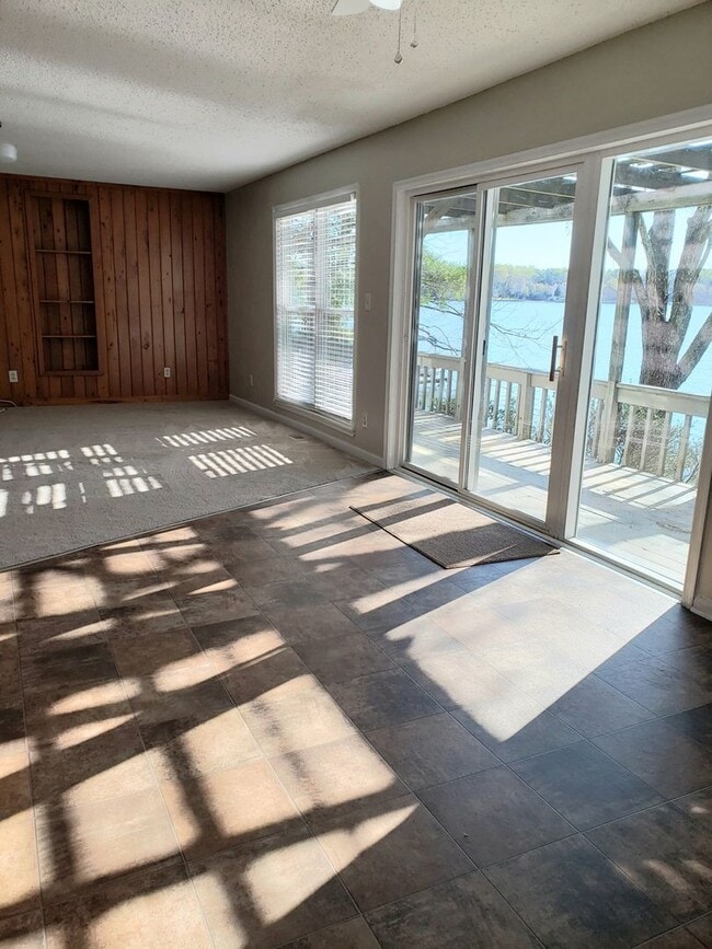 Building Photo - Enjoy Lakefront Luxury Year Round!