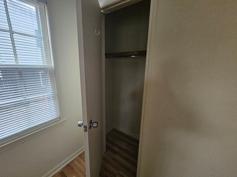 Building Photo - 1310 Avon Ct