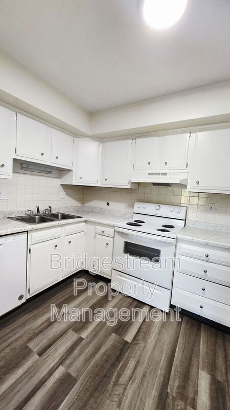 Building Photo - 441 N Broadway St