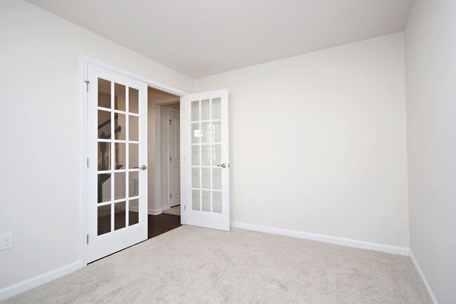 Building Photo - Move-In Ready Riverwood Townhome — Minutes to NGIC, UVA North Fork & CHO Airport