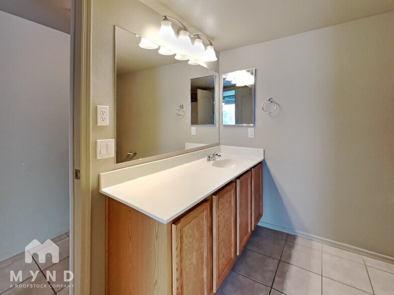 Building Photo - 280 S Evergreen Rd