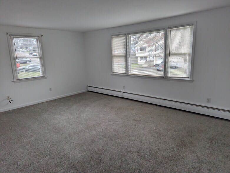 Building Photo - 87 Antrim St