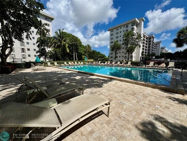 Building Photo - 3200 N Palm Aire Dr