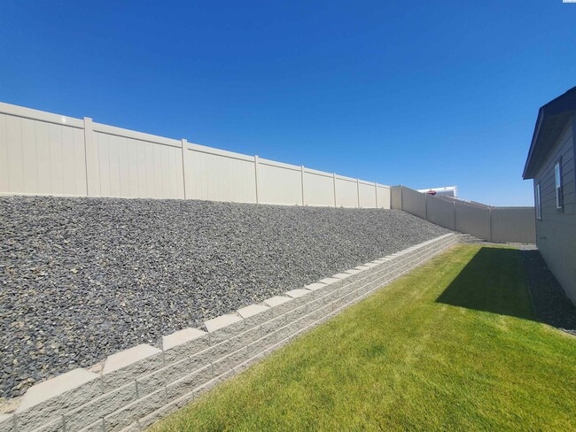 Building Photo - 722 Zee Pride Ln