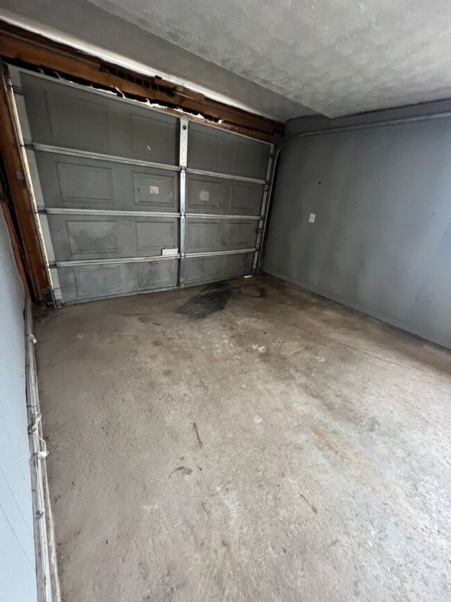 Building Photo - 3 bedroom/1 bathroom house