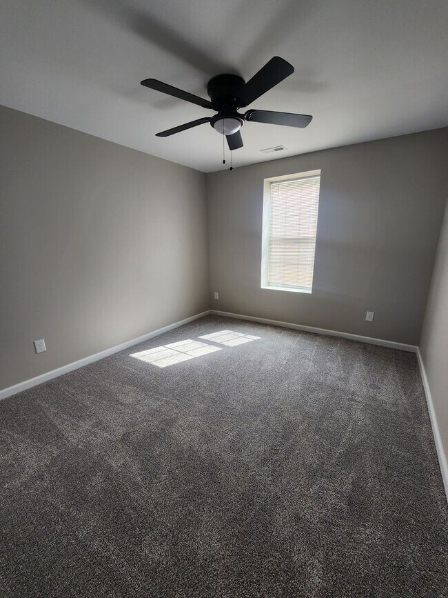 Building Photo - Renovated 2 bedroom 1 bath duplex unit with updated floors, bath, and kitchen!!