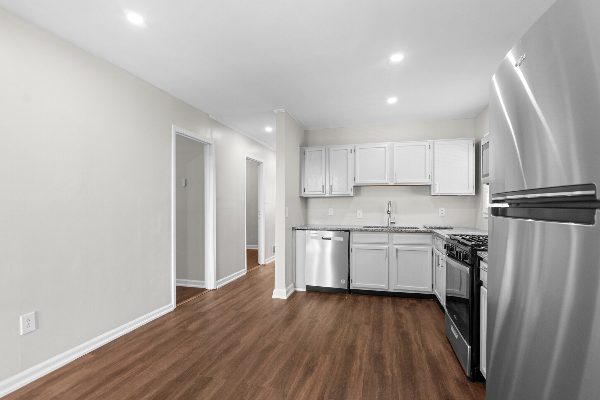 Eat-in Kitchen - 1380 Plaza Ave SW