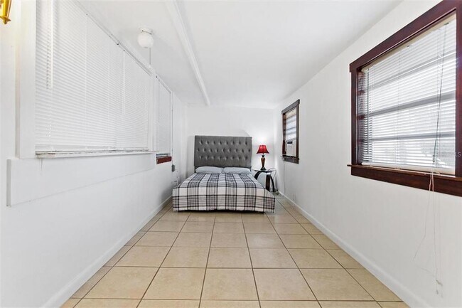 Building Photo - 904 Lakeview Rd