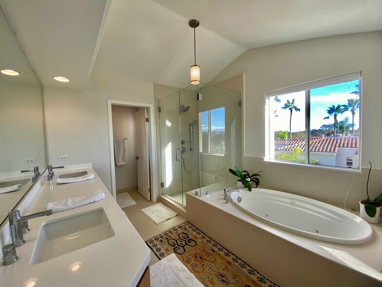 Building Photo - 6481 Zuma View Pl