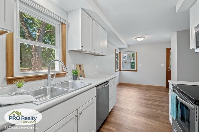 Building Photo - 3 Bedroom Home in Bloomington