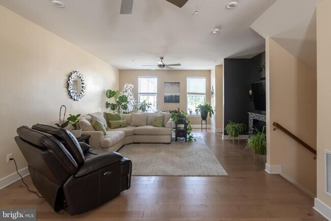 Building Photo - 1445 Honeylocust Dr