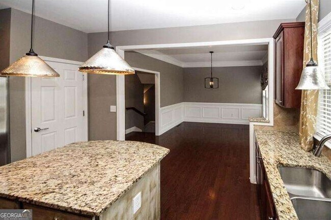 Building Photo - 1004 E Paces Chase