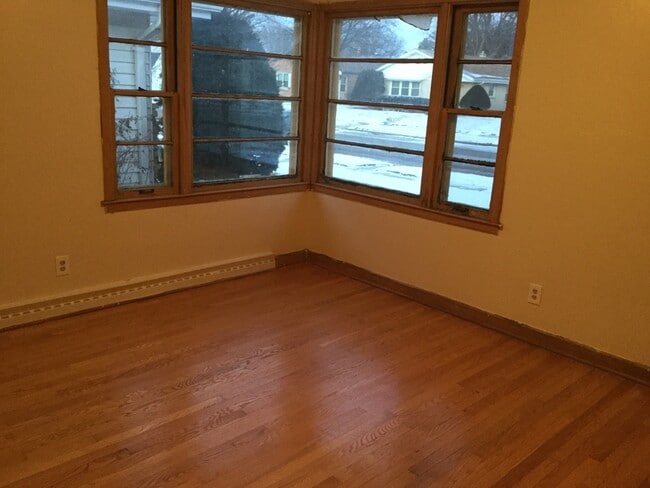 Building Photo - 2 Bedroom single family home W/ detached garage