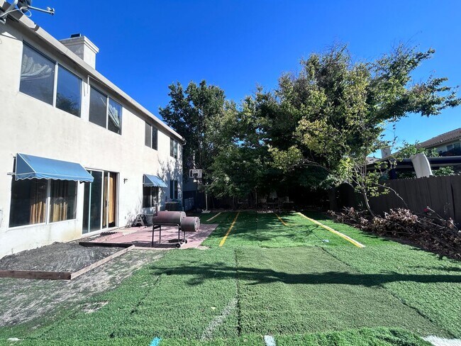 Building Photo - Beautiful Four Bedroom Home in Sacramento