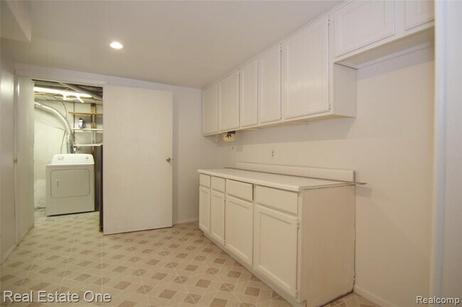 Building Photo - 5590 Greenbriar Dr