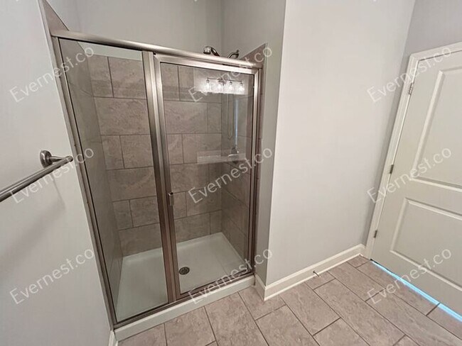 Building Photo - Spacious 3 Bed, 2.5 Bath Home with Modern Amenities / Available Soon!