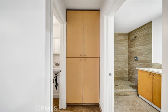 Building Photo - 6827 Simpson Ave