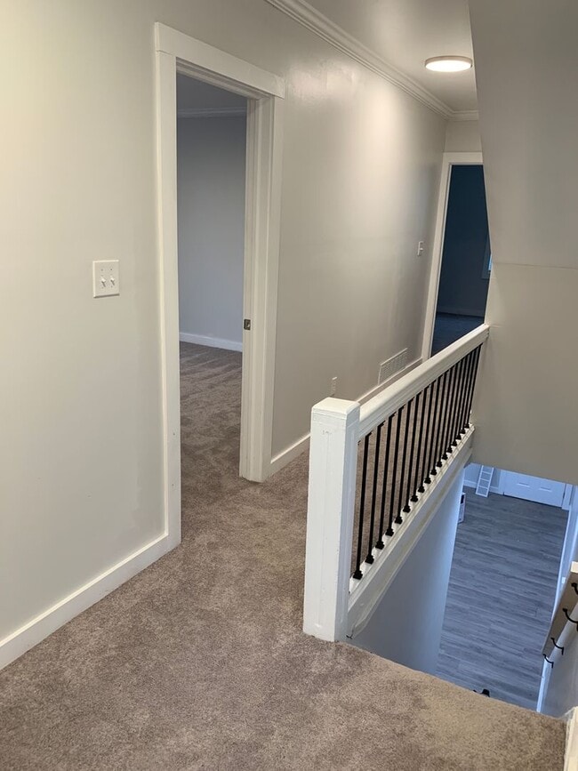 Building Photo - Gorgeous 3 Bedroom 1.5 bath with yard