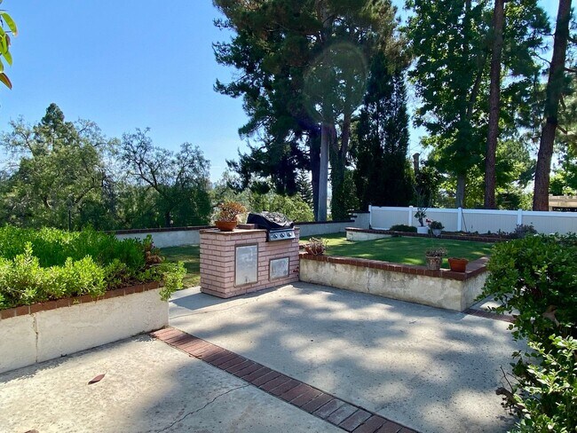 Building Photo - Amazing 4-bedroom home with a view, Availa...