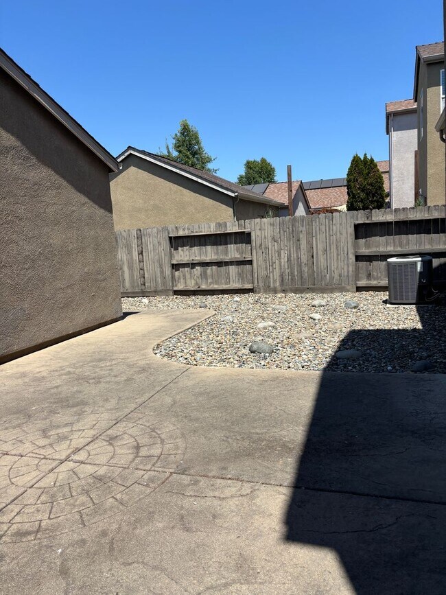 Building Photo - West Roseville Solar! 3 Bedroom, Plus den/...