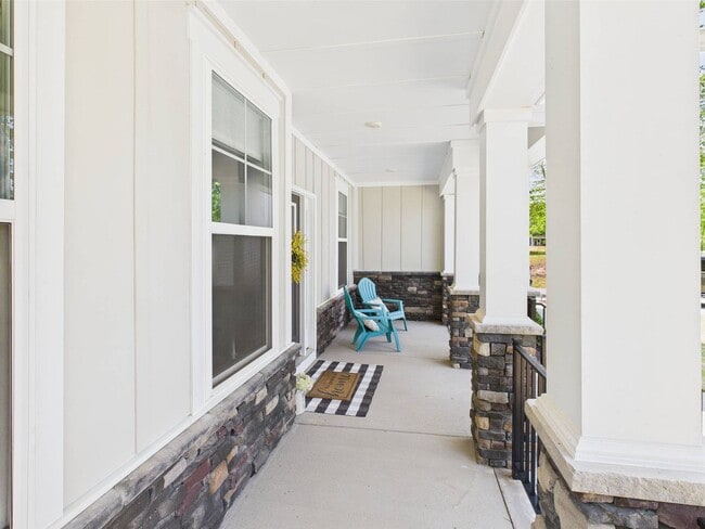 Building Photo - Stunning 5 Bedroom 4.5 Bathroom Located in...