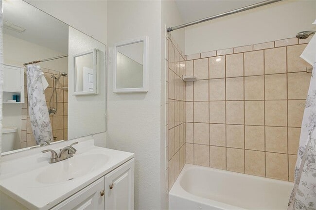 Building Photo - 7116-7120 Oakwood Dr