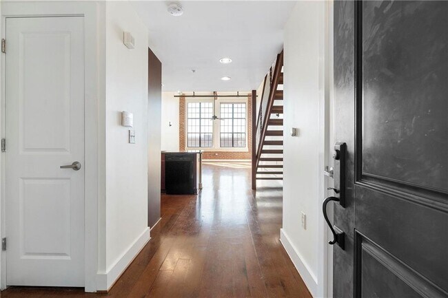 Building Photo - 1261 Caroline St NE