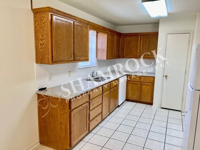 Building Photo - Cougar Ridge duplex!