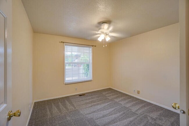 Building Photo - LARGE THREE BEDROOM HOME WITH RV /BOAT PAR...
