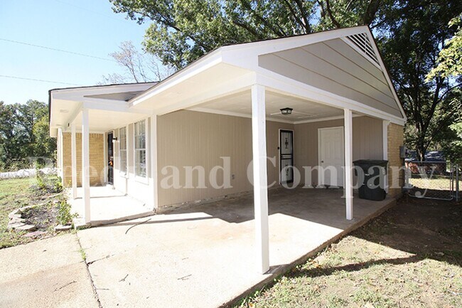 Building Photo - 3230 Sweet Springs Dr