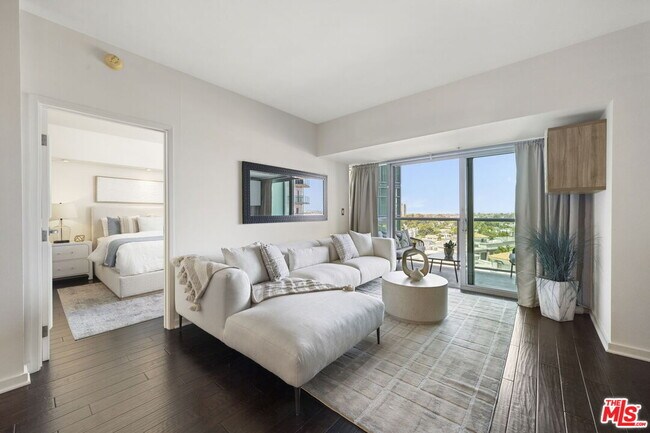 Building Photo - 13700 Marina Pointe Dr