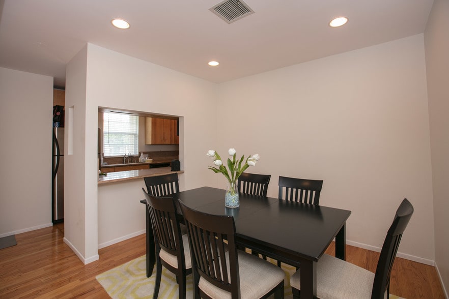dining area/ breakfast bar - 1622 Franklin St