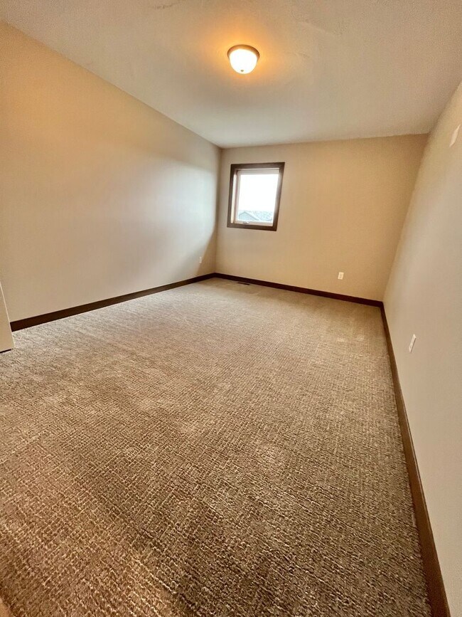 Building Photo - 5 Bed/2.5 Bath Twinhome For Rent!!