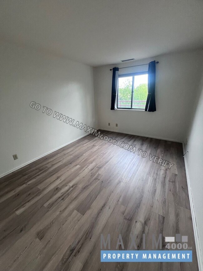 Building Photo - 1111 Horizon Dr