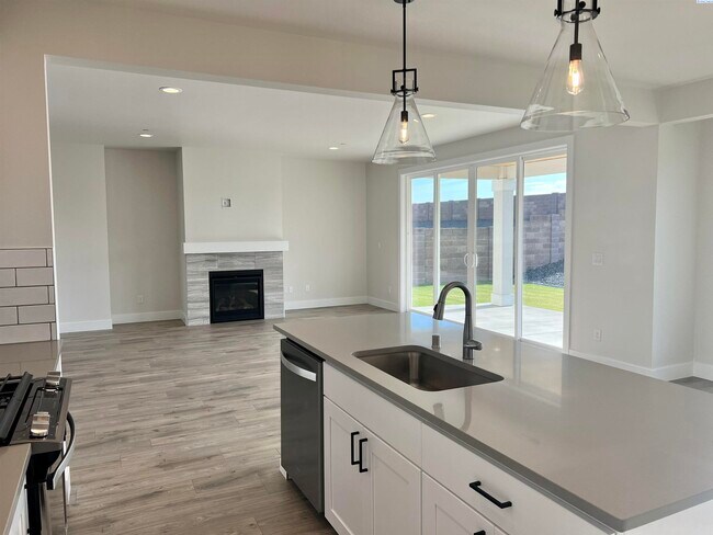 Building Photo - FOR RENT, newer modern home