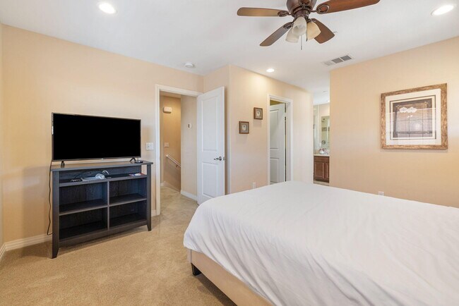 Building Photo - 52050 Rosewood Ln